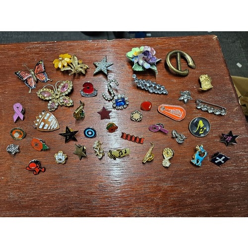 606 - Selection of Brooches and Pin Badges