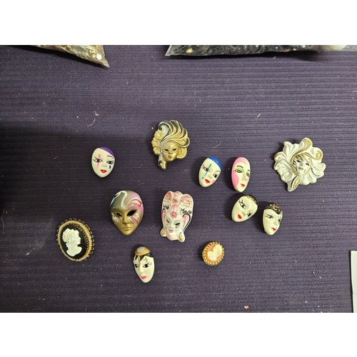 589 - Selection of Brooches