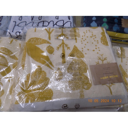 360 - 2 New Donna Wilson Bath Towels 70x125cm Bird & Tree Mustard