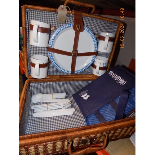 104 - Wicker Hamper Picnic Set