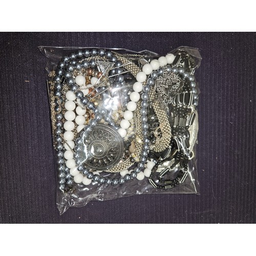 553 - Bag of Misc Costume Jewellery