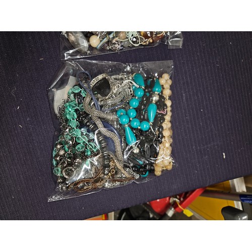 554 - Bag of Misc Costume Jewellery