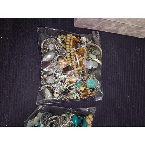 555 - Bag of Misc Costume Jewellery