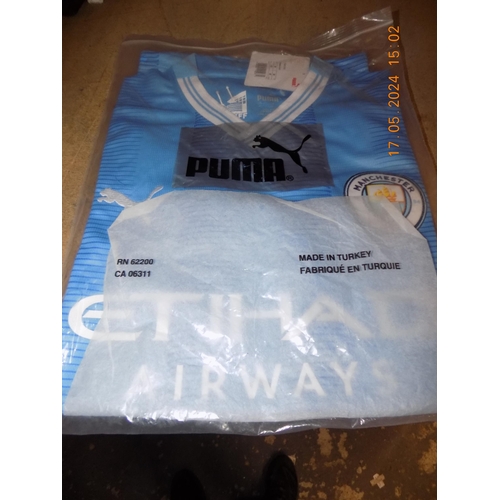 373 - New Manchester City Football Shirt Size M