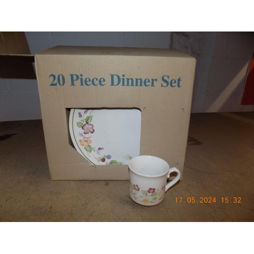 385 - Boxed 20 Piece Dinner Set