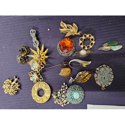 589 - Selection of Brooches