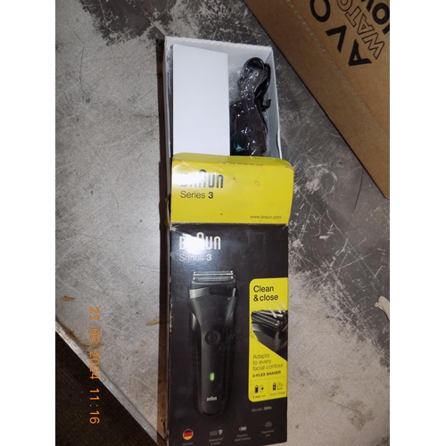 19 - Boxed Braun Series 3 Shaver