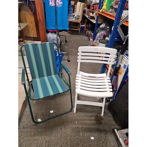 258 - 2 Deck Chairs and 2 Folding Plastic Chairs