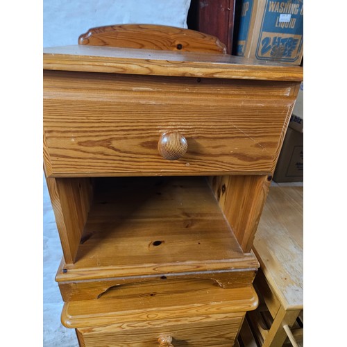 552 - Pine Bedside