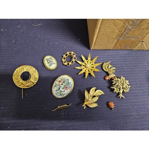 612 - Selection of Brooches