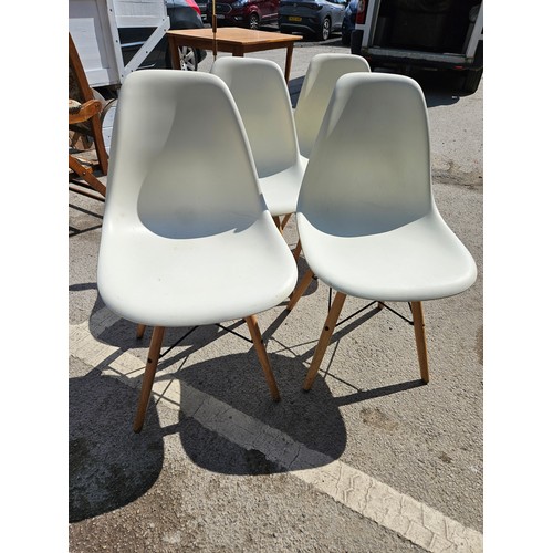 582 - 4 Cream Eames Style Chairs