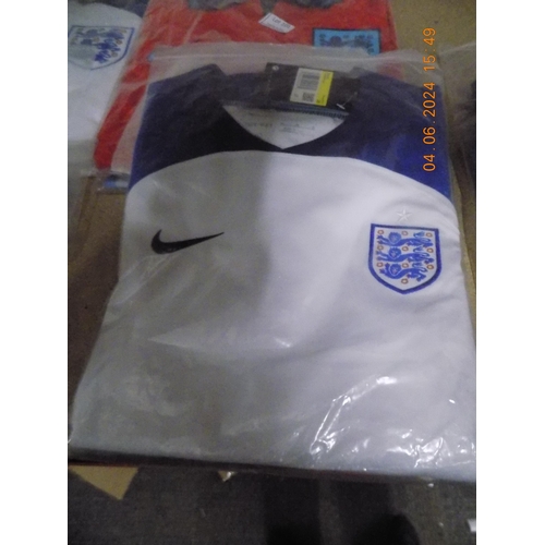 55 - New Jnr England Football Kit. Shirt and Shorts Size 20