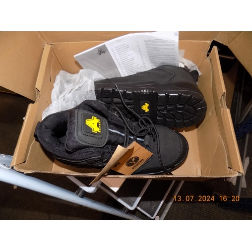 76 - New Boxed Amblers Safety Boots Size 6