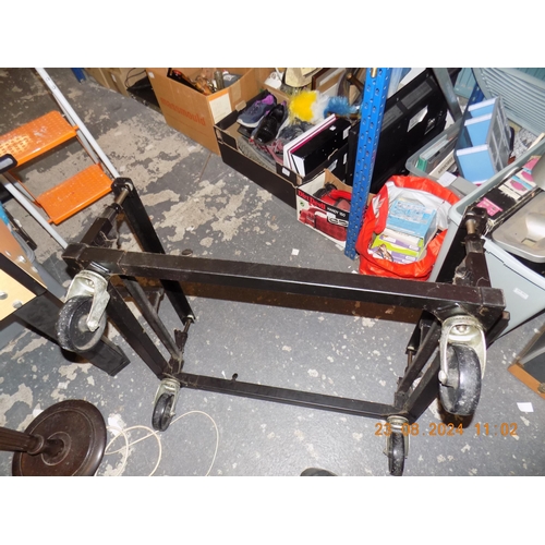 333 - Full Size Pool Table with Original Italian Slate. Comes with Pool Cues, Balls and Heavy Duty Pool Ta... 