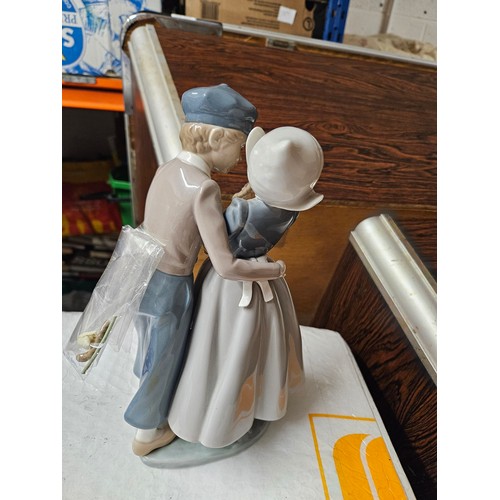 6 - Lladro Dutch Couple a/f