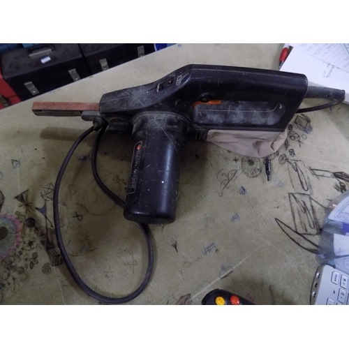 340 - Black and Decker Detail Sander w/o