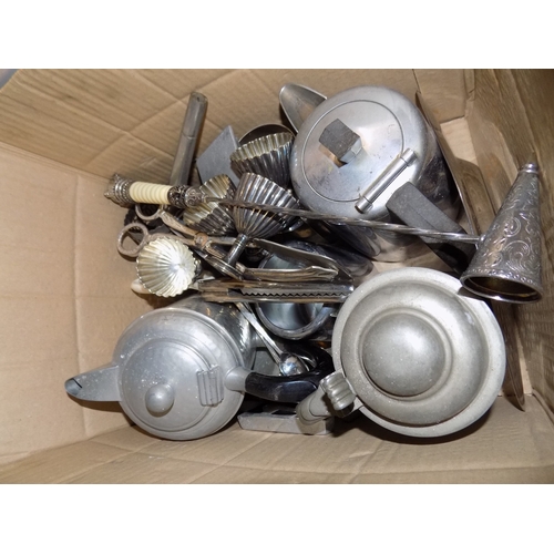 139 - Box of Metalware