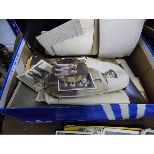 1055 - Box of Vintage Pictures