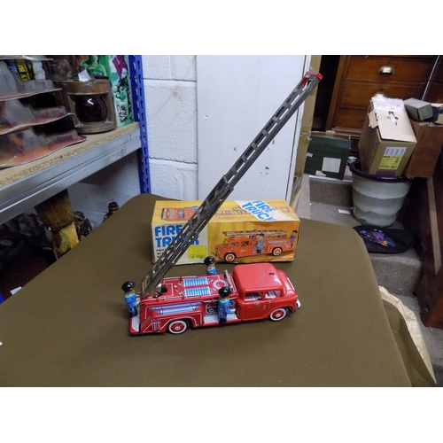 935 - MF-718 China 1:28 Tin Plate Friction Fire Engine Ladder Erector Truck