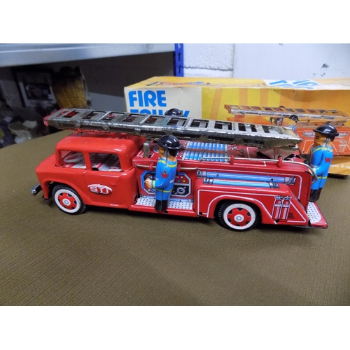 935 - MF-718 China 1:28 Tin Plate Friction Fire Engine Ladder Erector Truck