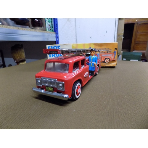 935 - MF-718 China 1:28 Tin Plate Friction Fire Engine Ladder Erector Truck