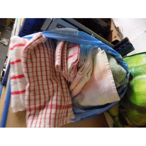 41 - Bag of Tea Towels and Towels