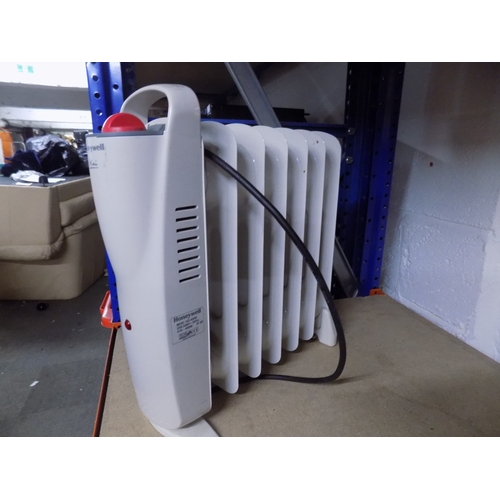 77 - Honeywell Mini Electric Heater