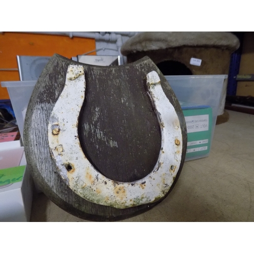 373 - Horse Shoe on Plaque