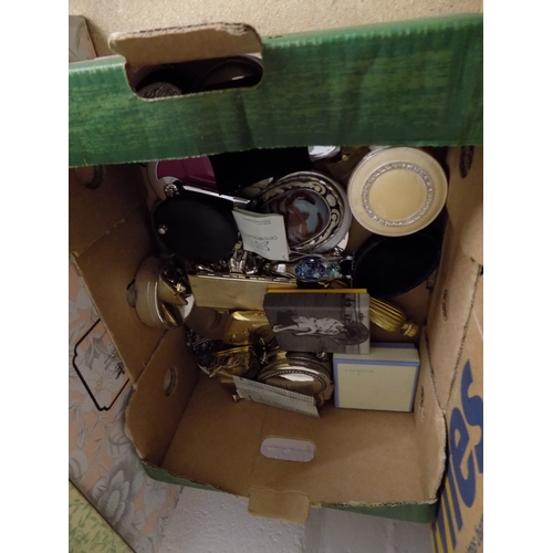 106 - Box of Compacts etc