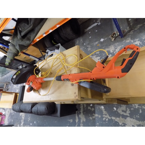 64 - Black & Decker Strimmer
