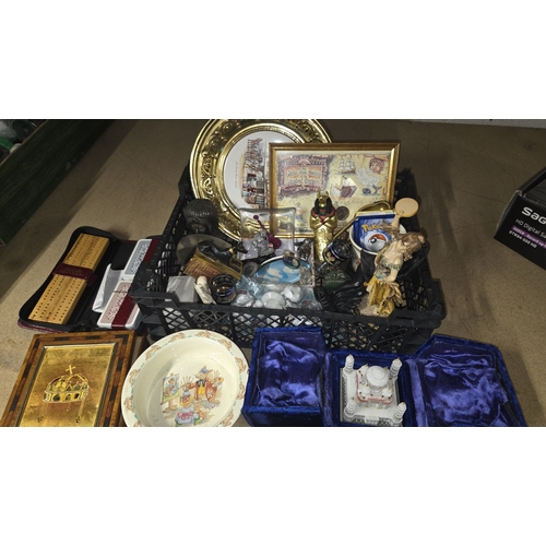 241 - A Collection of Miscellaneous Decorative Items and Collectables