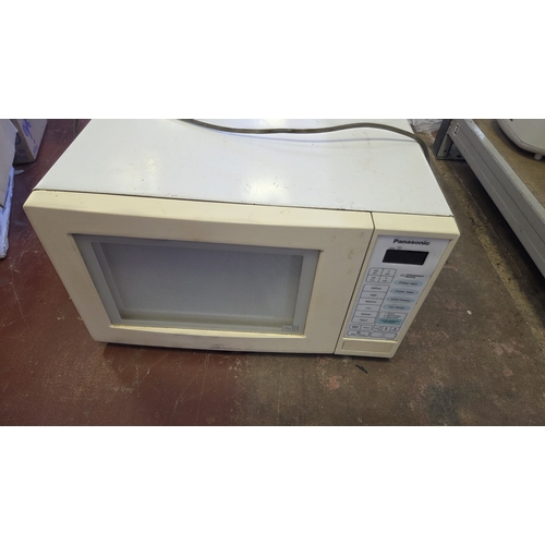 113 - Panasonic Microwave Oven working order