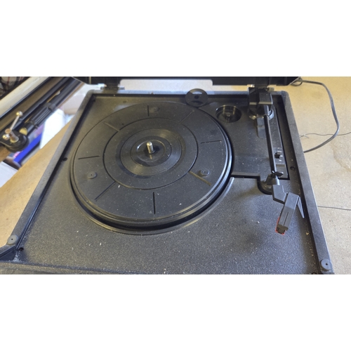 152 - Steepletone Retro-Style Combined AM/FM Radio and Three-Speed Turntable