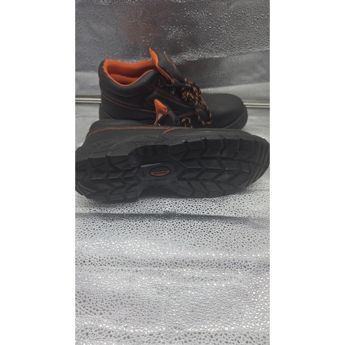 272 - A Pair of Bodyguard Workwear Stealth S1P SRC Safety Boots Size UK 10