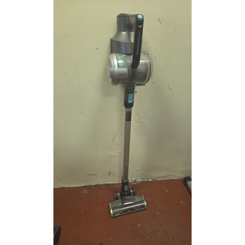384 - Vax Blade 32V Cordless Stick Vacuum Cleaner