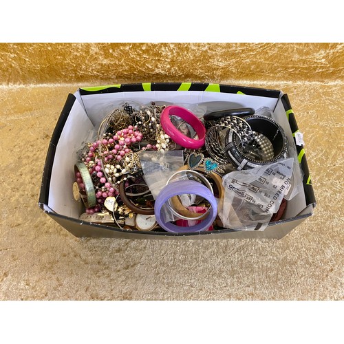 32 - Box of Assorted jewellery