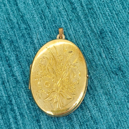 14 - 9ct Gold Locket with Flower Design
- 6.3g