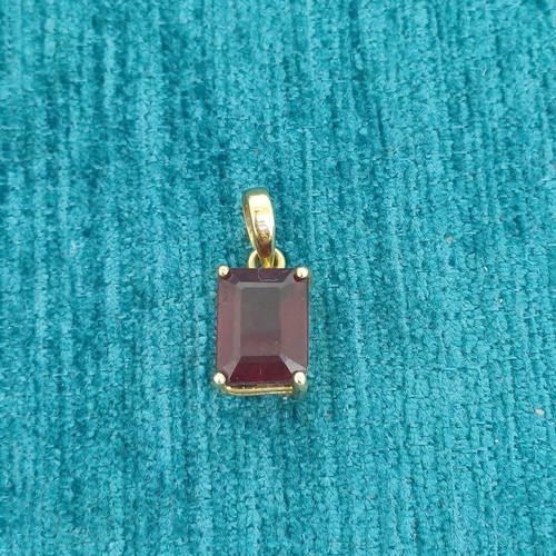 99 - A stunning Ruby Pendant 18ct Gold approx Ruby Weight 3ct