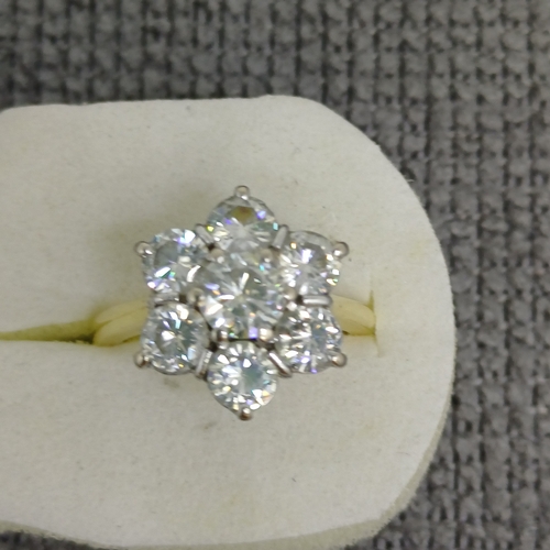 10 - Moissanite Cluster Ring
-18 ct Gold
- 5 g
Size: J