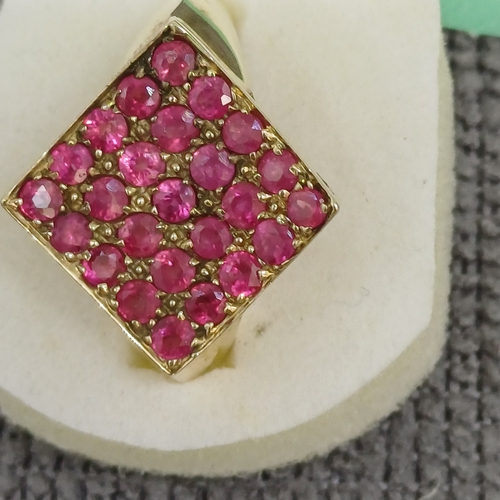 37 - Ruby Cluster Ring
- 9ct Gold
- 5.3 g
Size: Q