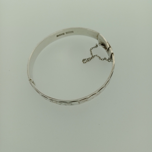 8 - This is a very lovely Silver Hinged Bangle 
- Weight 23 g