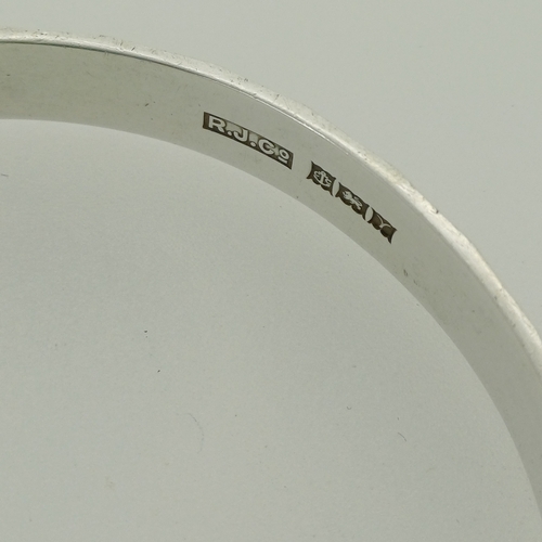 8 - This is a very lovely Silver Hinged Bangle 
- Weight 23 g