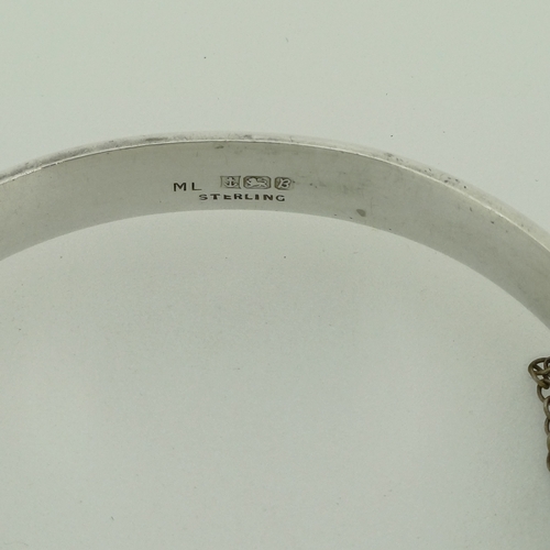 12 - The detail on this Silver Hinged Bangle is very eye catching.
- circa 1960's
- weight 14 g