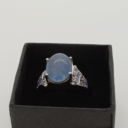 28 - This is a very pretty Ladies Doublet Opal and Tanzanite Ring
- circa 1980's
- Size P
- Silver colour... 