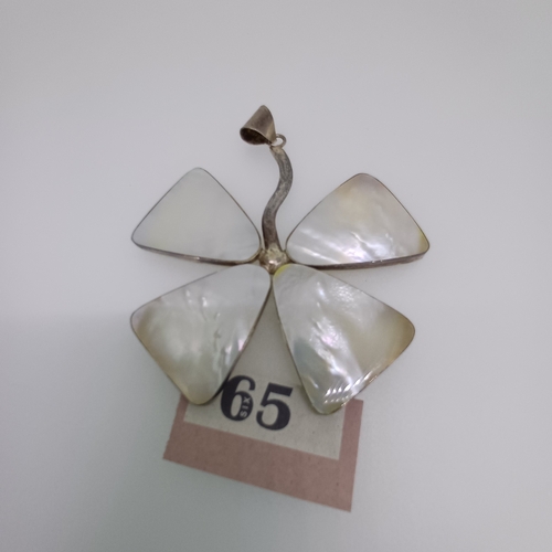 65 - A Mother of Pearl Pendant in the shape of a Four Leaf Clover set in Silver. A lovely piece
- circa 1... 