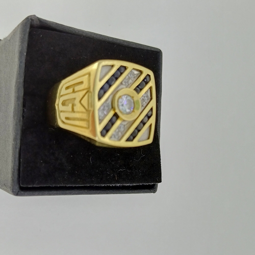 92 - Gents Ring in 18 ct Gold with White and Black Stones 
- Size R
- 11.5 g