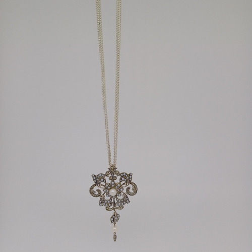 120 - A very lovely Silver Pendant and Chain with Sea Pearls