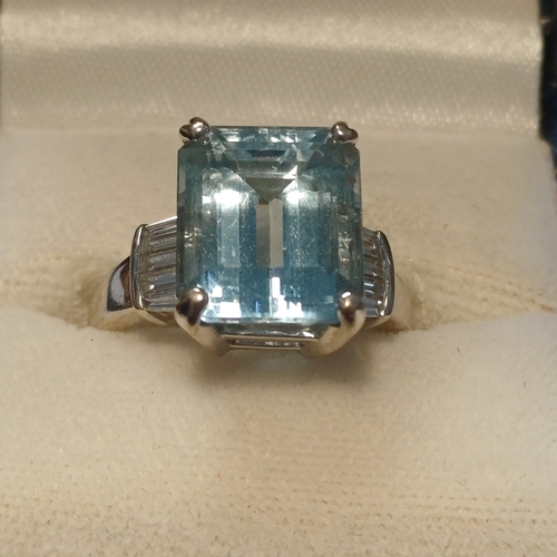 230 - This is a Stunning Aquamarine and Diamond Ring.
- 15ct Aquamarine
- 10 Diamonds each side total ct i... 