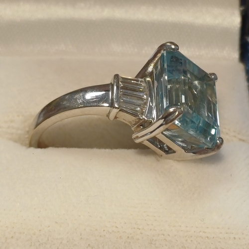 230 - This is a Stunning Aquamarine and Diamond Ring.
- 15ct Aquamarine
- 10 Diamonds each side total ct i... 