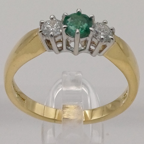 8 - A beautiful Three Stone Ring
- Emerald 0.30ct
- Diamond total 0.25ct
- weight 4.00g
- Size M / N
- 1... 